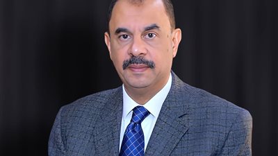 محافظ سوهاج يتابع حادث معلمي طريق جرجا.. ويوجه بتقديم الرعاية الكاملة لهم