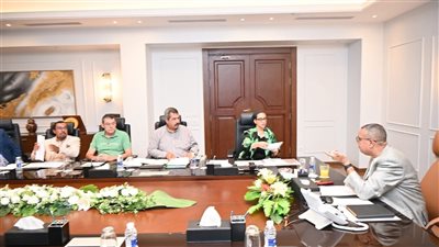 محافظ جنوب سيناء يناقش آليات تنفيذ مشروع تطوير أنشطة منطقة الرويسات بشرم الشيخ 