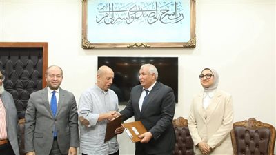 محافظ الوادي الجديد وأمين عام الجمعية الشرعية يوقعان بروتوكول تعاون مشترك لتشغيل مركز لذوي الاحتياجات الخاصة