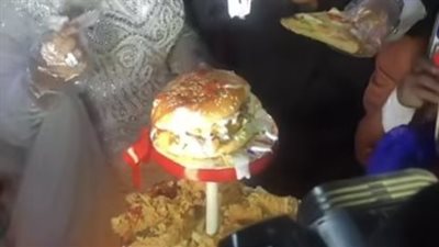 عريس وعروسة يستبدلان تورتة الزفاف ببيتزا وشاورما أربعة أدوار في الأقصر