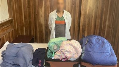 القبض على سائق بشركة نقل ذكي استولى على حقيبة سيدة أجنبية بمدينة نصر| صور