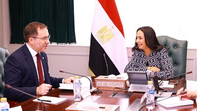 خلال لقائه بوزيرة التضامن.. السفير البريطاني يتطلع لتعزيز التعاون مع مصر في المجالات الإنسانية والتنموية