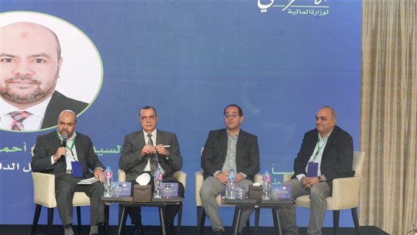 وزير المالية وعدد