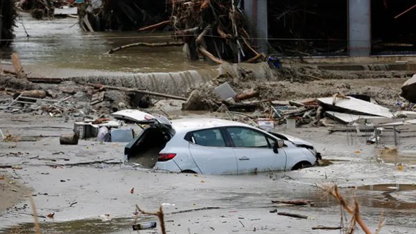  رجل يصارع السيول