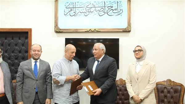 جانب من لقاء محافظ