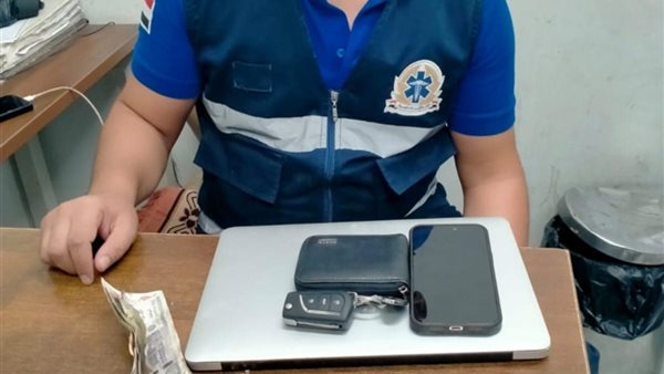 مسعف وسائق يسلمان