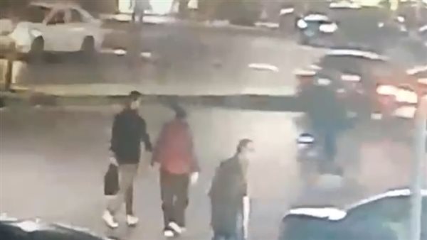 شاب يتعرض لسرقة شنطته