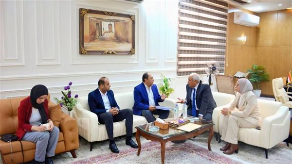 جانب من لقاء محافظ