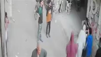 الأمن يفحص فيديو اعتداء سيدتين ورجل على أخرى وسط الشارع بالغربية