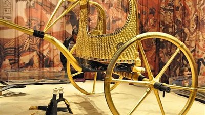 العجلات الذهبية لتوت عنخ آمون.. أسرار القوة والموت في قاعة العرض بالمتحف المصري الكبير