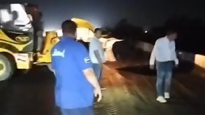 انقلاب سيارة نقل محملة بالزيت على طريق طنطا – زفتى.. وتحرك فوري لتفادي كارثة مرورية