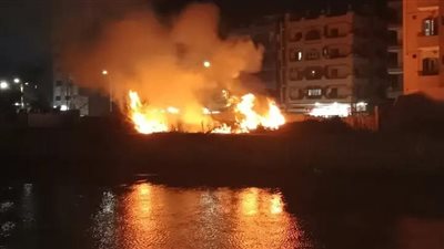 حريق على الكورنيش في منيا القمح بالشرقية.. والحماية المدنية تتدخل