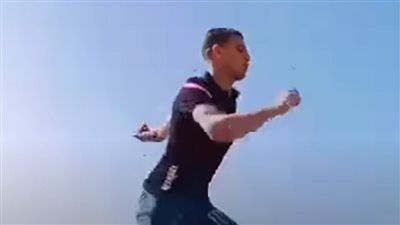 شاب يعرض حياته للخطر بالركض أعلى سور كوبري استانلي بالإسكندرية والأمن يفحص