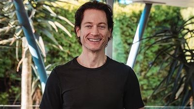 خبير أمريكي يكشف عن أجهزة جديدة يرتديها للوقاية من الخرف