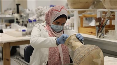 قبل الافتتاح بساعات.. القاهرة 24 يرصد أعمال ترميم الفخار بالمتحف المصري الكبير استعدادًا للعرض | فيديو