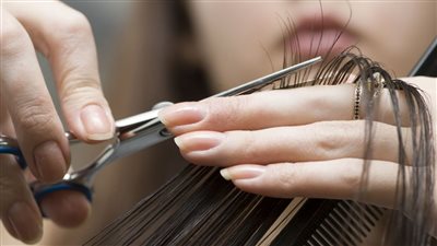 عادات تضر بصحة الشعر.. تعرف عليها 