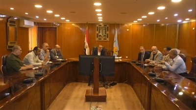 مطالب بمدرسة وخط سير.. تفاصيل لقاء محافظ أسيوط مع أسر ضحايا حادث تروسيكل مصرف منقباد