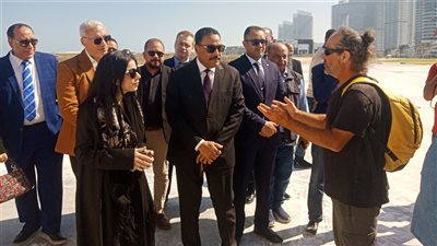 محافظ مطروح يكرم 24 نحاتًا من 16 دولة شاركوا في مهرجان السومبوزيوم|صور