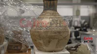 قطعة تروي حكاية آلاف السنين.. جرة فخارية تخطف الأنظار داخل المتحف المصري الكبير | صور 