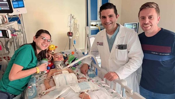 الجراح مع الطفل الأمريكي