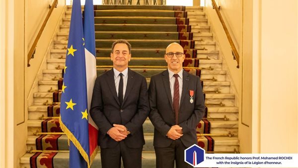 فرنسا تمنح رئيس الجامعة