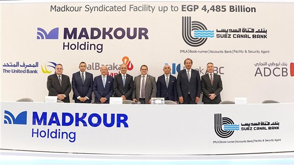 جانب من توقيع العقود