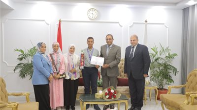طالب بالشهادة الإعدادية في قنا يحصد المركز الثالث عالميا في تصميم المواقع الإلكترونية والمحافظ يكرمه