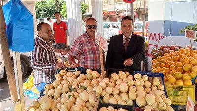 تخفيضات تصل لـ30%.. وكيل تموين الإسكندرية يتفقد سوق اليوم الواحد بحي المنتزه أول