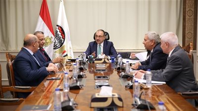 ︎وزير قطاع الأعمال يبحث مع نقيب أطباء الأسنان سبل تطوير منظومة إنتاج أدوية ومستلزمات طب الأسنان