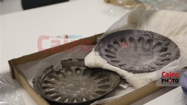 طبقان أثريان من الفضة