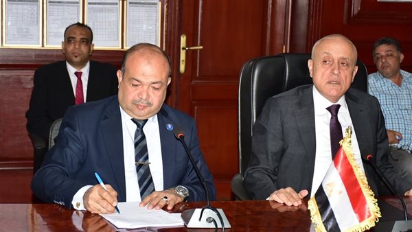 محافظ الأقصر يستعرض