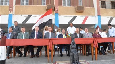 محافظ أسيوط يشارك طلاب ناصر الثانوية العسكرية فعاليات الإذاعة الموحدة احتفالًا باقتراب افتتاح المتحف المصري الكبير