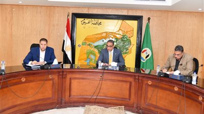 محافظ الفيوم يتابع معدلات الأداء بمشروعات حياة كريمة وموقف تسليم المنتهي منها