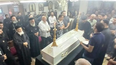 الأهالي يشيعون جثمان المصور كيرلس صلاح في كنيسة الأنبا موسى ببرقاش