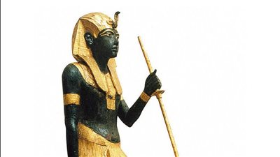 من وادي الملوك إلى أضواء الجيزة.. المتحف المصري الكبير يحتضن تمثال حارس توت عنخ آمون