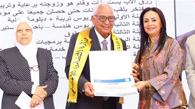 بعد فوزه بالأب القدوة.. عم علي يروي قصة كفاحه في تربية 6 بنات بالوادى الجديد