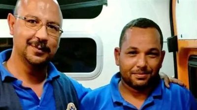 طاقم سيارة إسعاف يساعد سيدة على الولادة خلال نقلها إلى مستشفى أبو حماد في الشرقية