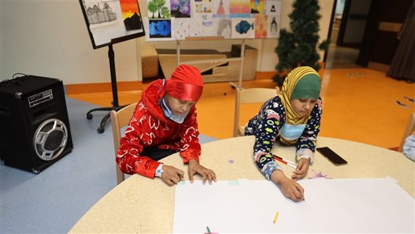 بالألوان.. صغيرتان