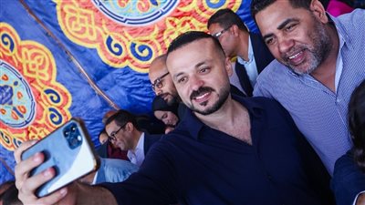على هامش انتخابات الأهلي.. محمد الجارحي يلقى ترحيب الأعضاء ويلتقط معهم الصور التذكارية