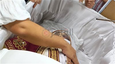 الأقباط يلقون نظرة الوداع على القس إليا نعيم كاهن كنيسة الأنبا شنودة بالغردقة| صور