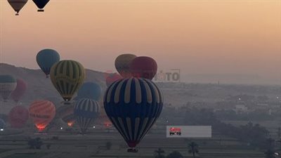 تزامنًا مع افتتاح المتحف المصري الكبير.. 65 رحلة بالون طائر تقل 1850 سائحًا في الأقصر