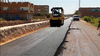 محافظ أسيوط: الانتهاء من أعمال الطبقة الأسفلتية لطريق درنكة – محور الهضبة بطول 3 كم
