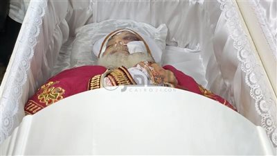 الأسقف المساعد بقنا يترأس صلاة الجناز على كاهن كنيسة الأنبا شنودة بالغردقة بدلًا من أسقف البحر الأحمر