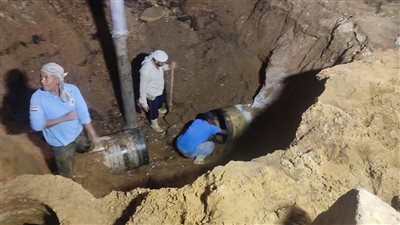 محافظ أسوان يتابع إعادة ضخ المياه لمنطقة الكرور بعد إصلاح الكسر المفاجئ