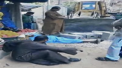 ناموا قدام اللودر.. بائعون يفترشون الطريق ويمنعون أعمال التطوير في دار السلام بسوهاج | صور 