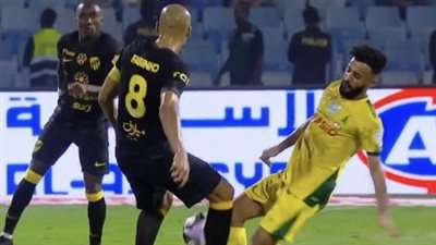 غياب بنزيما وطرد فابينيو.. الاتحاد يعود من بعيد ويتعادل مع الخليج برباعية مثيرة في الدوري السعودي