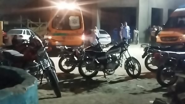 قساوسة وكهنة ينتظرون