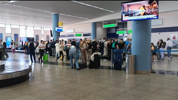 شاشات إضافية بمطار