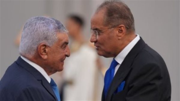  زاهي حواس يصل إلى