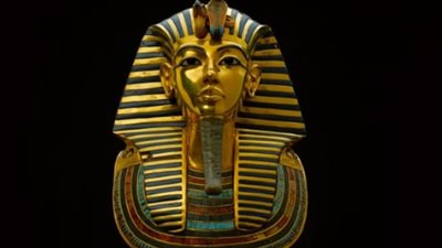 أيقونة الفراعنة تتجلى.. القناع الذهبي لتوت عنخ آمون يظهر في المتحف المصري الكبير 